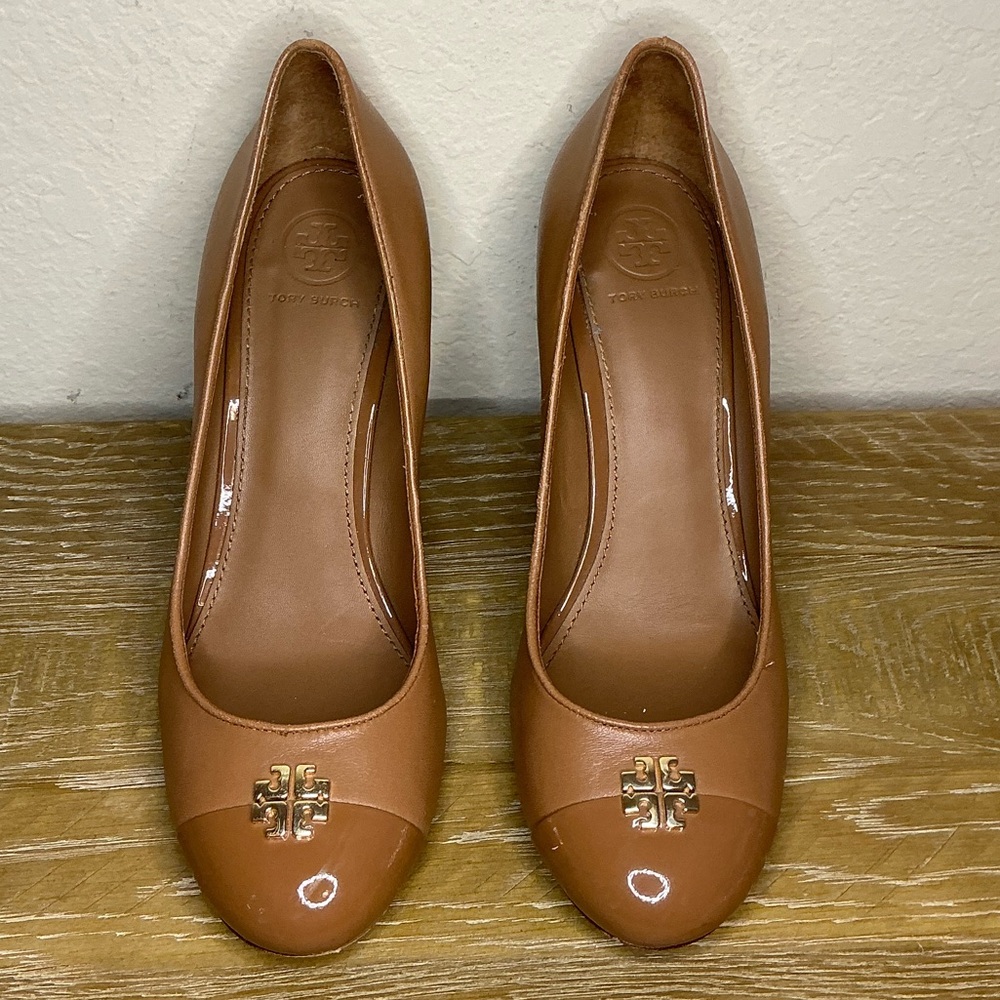 Tory Burch Jolie 85MM Closed Toe Wedge Nappa Patent Leather Royal Tan Size 8